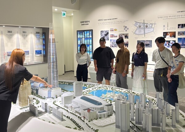 일본 오사카경제대 학생들이 지난 4일 잠실 롯데월드타워를 찾았다. 신격호 기념관을 방문한 학생들이 롯데월드타워, 롯데월드 어드벤처 등 롯데를 상징하는 건물들에 대한 설명을 듣고 있다./사진=롯데지주