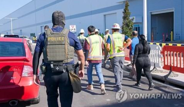  미국 이민 단속 당국이 지난 4일(현지시간) 조지아주 현대차그룹-LG에너지솔루션의 합작 배터리 공장 건설현장에서 벌인 불법체류·고용 단속 현장 영상과 사진을 홈페이지를 통해 공개했다. 6일 이민세관단속국(ICE) 홈페이지에는 'ICE가 조지아주에서 불법 고용 및 연방 범죄를 대상으로 여러 기관과 합동 작전을 주도했다'는 제목의 언론 발표 자료가 올라와 있다. 사진은 이민당국이 공개한 현대차-LG엔솔 이민단속 모습./사진=연합뉴스 
