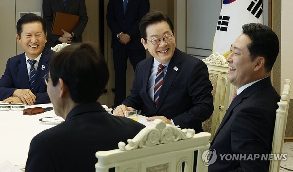 이재명 대통령이 8일 용산 대통령실에서 여야 지도부 오찬 회동을 하면서 환하게 웃고 있다. 왼쪽부터 정청래 더불어민주당 대표, 이 대통령, 정동혁 국민의힘 대표. /사진=연합뉴스