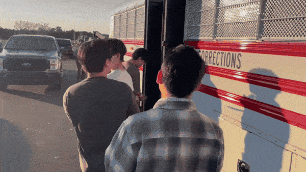 이민세관단속국(ICE)이 6일 공개한 미국 조지아주 현대차그룹-LG에너지솔루션 합작 배터리 공장 건설현장 불법체류 단속 영상. /사진=이민세관단속국 홈페이지 갈무리