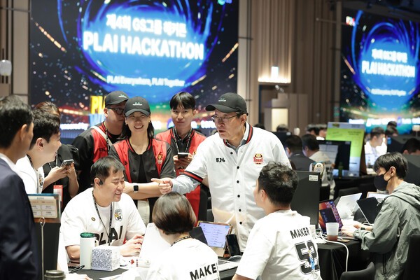 허태수 GS그룹 회장이 8일 웨스틴 서울 파르나스에서 열린 '제 4회 GS그룹 해커톤에서 참가직원들을 격려하고 있다. /사진=GS그룹