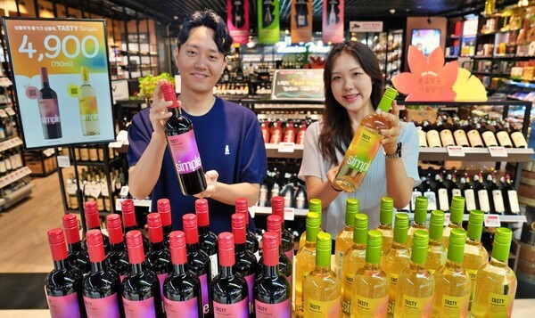 롯데마트 월드타워점 주류 매장에서 4900원 칠레산 와인 '테이스티 심플 2종'을 홍보하고 있는 장세욱(왼쪽), 최지영 롯데마트·슈퍼 주류팀 MD(상품기획자) 모습