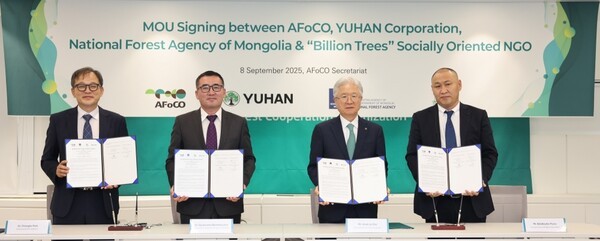 (왼쪽부터) 아시아산림협력기구(AFoCO) 박종호 사무총장,몽골 산림청 오윤사나 청장, 유한양행 조욱제 대표이사, 빌리언 트리스 (NGO) 볼드바타르 대표/사진=유한양행