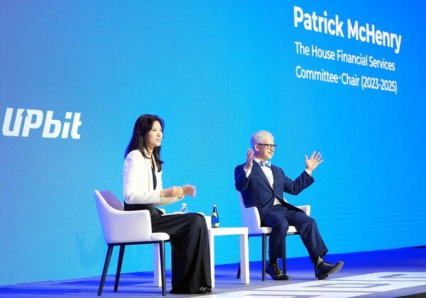  윤선주 두나무 최고브랜드임팩트책임자(왼쪽)가 패트릭 맥헨리 전 하원 금융서비스위원회 의장과 UDC 2025에서 대담을 진행중이다. /사진=두나무