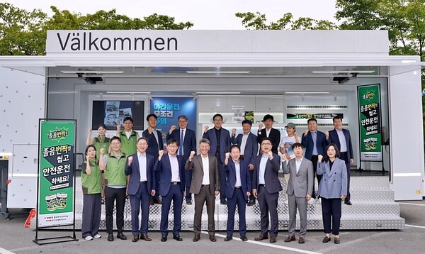 의왕ICD 2터미널에서 열린 볼보트럭코리아 서비스캠프에서 관계자들이 안전운전 및 졸음운전 예방 캠페인을 진행하고 있다. 캠페인 배너는 롯데웰푸드의 '졸음번쩍껌'으로 구성돼 있다. / 사진=롯데웰푸드