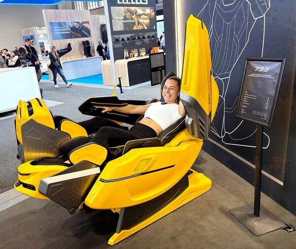 IFA 2025 바디프랜드 부스에서 헬스케어로봇 733을 체험하는 모습