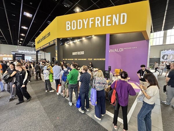 K헬스케어로봇을 체험하려는 관객들로 붐빈 IFA 2025 바디프랜드 부스 현장