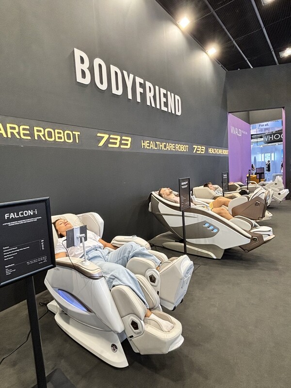 IFA 2025 바디프랜드 부스에서 헬스케어로봇을 체험하는 참관객