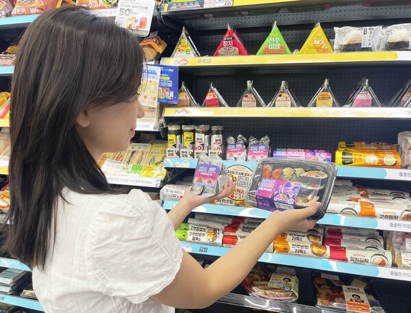 GS25에서 모델이 ‘케이팝 데몬 헌터스’ 협업 상품을 보고 있다./사진=GS리테일