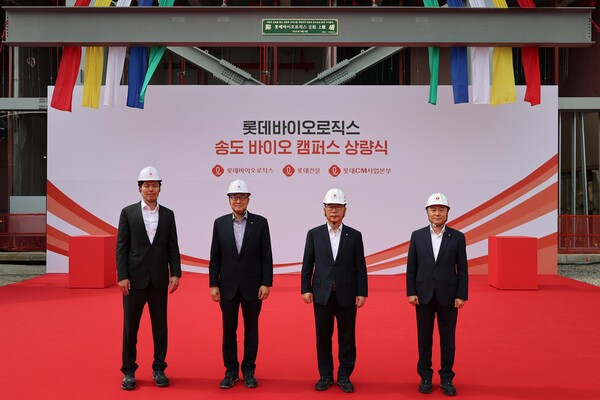 신유열 롯데바이오로직스 글로벌전략실장 겸 롯데지주 미래성장실장(왼쪽 끝), 박제임스 롯데바이오로직스 대표(왼쪽 두번째) /사진=롯데바이오로직스