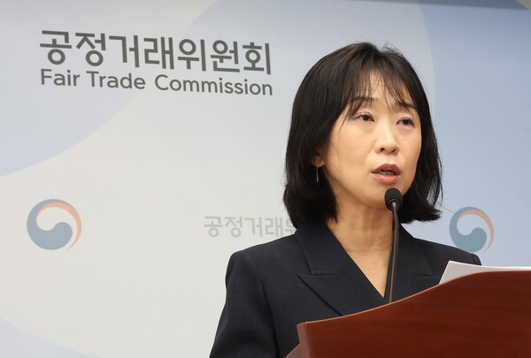 공정거래위원회 음잔디 기업집단관리과장이 10일 정부세종청사 공정위 기자실에서 2025년 공시대상기업집단으로 지정된 92개 기업집단 중 총수가 있는 81개 기업집단(소속 회사 3천9십개 사)의 주식 소유현황 분석 내용을 발표하고 있다. /사진=연합