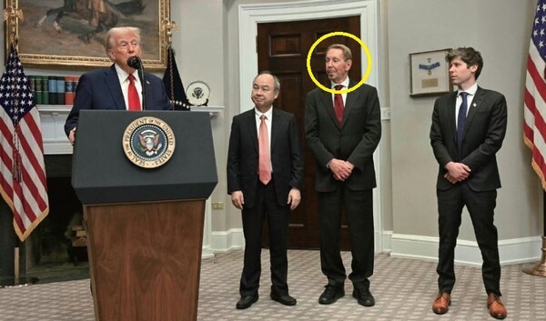 손정의 소프트뱅크 회장(왼쪽에서 두번째)과 래리 엘리슨 오라클 회장(〃 세번째), 샘 올트먼 오픈AI CEO가 1월 21일(현지 시각) 미국 워싱턴 백악관에서 열린 도널드 트럼프 미국 대통령의 기자회견을 지켜 보고 있다. / 사진=연합뉴스