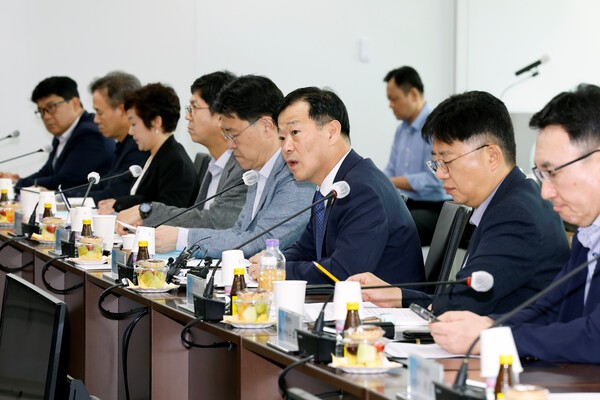 건강보험정책심의위원회(건정심) 위원장인 이형훈 보건복지부 2차관이 지난달 28일 서울 서초구 건강보험심사평가원에서 열린 제15차 건정심 회의에서 발언하고 있다. /사진=연합뉴스