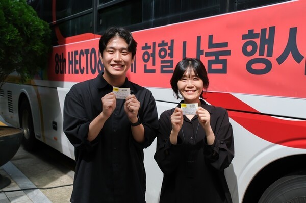 헥토그룹 직원들이 헌혈증서를 들고 있다. / 사진=헥토그룹
