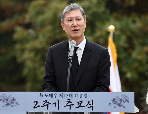 노태우 전 대통령의 장남 노재헌 동아시아문화재단 이사장이 2023년 10월 26일 경기 파주시 탄현면 동화경모공원에서 열린 노태우 전 대통령 서거 2주기 추모식에서 유족인사를 하고 있다.