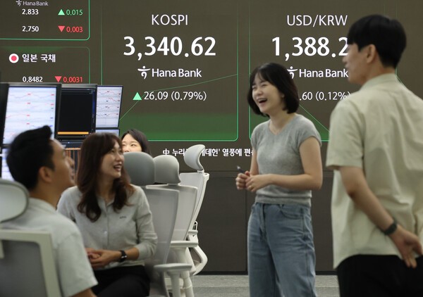 코스피가 이틀 연속 사상 최고치를 경신하며 전날 대비 3,336.60으로 장을 시작한 11일 서울 중구 하나은행 딜링룸 현황판에 코스피 지수가 표시되고 있다. /사진=연합뉴스