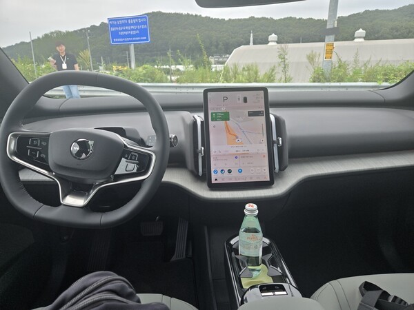 볼보 EX30 크로스컨트리 1열 인테리어. 세로형 12.3인치 디스플레이를 통해 차량을 통제할 수 있다. /사진=김동하 기자