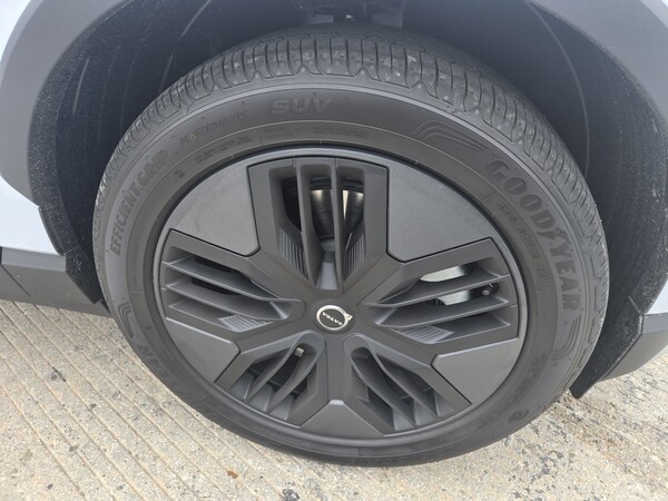 볼보 EX30 크로스컨트리 전용 19인치 휠. /사진=김동하 기자