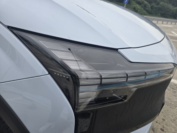 볼보 EX30 크로스컨트리에 적용된 볼보 시그니처 헤드라이트. /사진=김동하 기자