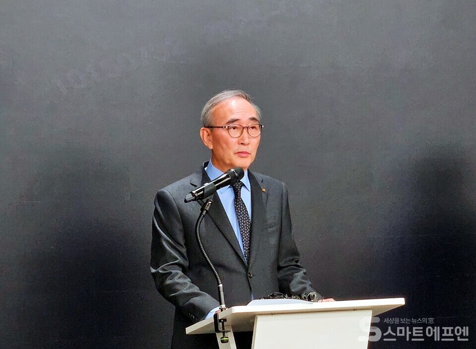 김영섭 KT 대표가 11일 긴급 기자간담회에서 소액결제 피해에 대해 사과했다.  /사진=양대규 기자