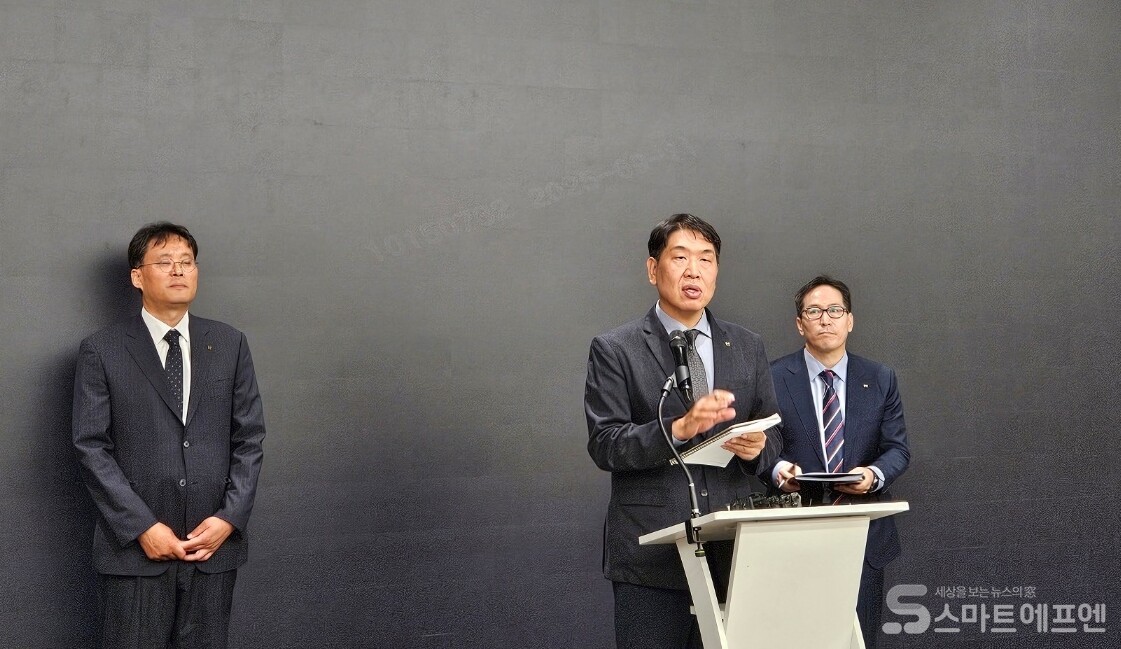 KT 긴급 기자간담회에서 취재진의 질문을 받고 있는 KT 관련 임원들. (왼쪽부터) 김영걸 KT 서비스프로덕트본부장, 구재형 KT 네트워크기술본부장, 황태선 KT 정보보안실장 /사진=양대규 기자