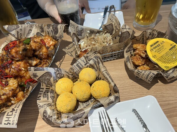 사진의 맨 오른쪽은 맛초킹의 모습. 맛초킹 소스로 파생된 다양한 사이드메뉴도 있다./사진=김선주 기자 