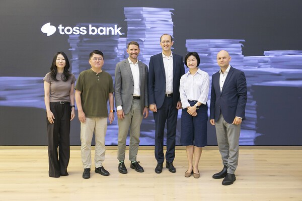 리투아니아 중앙은행 등 경제사절단이 서울 강남구 토스뱅크 사옥 1층 '토스뱅크 라운지'를 방문해 토스뱅크 관계자들과 사진을 찍고 있다. 박진현 토스뱅크 최고전략책임자(왼쪽 2번째), 마리우스 스코디스 리투아니아 중앙은행 이사회 위원(왼쪽 4번째), 이은미 토스뱅크 대표(왼쪽 5번째). /사진=토스뱅크