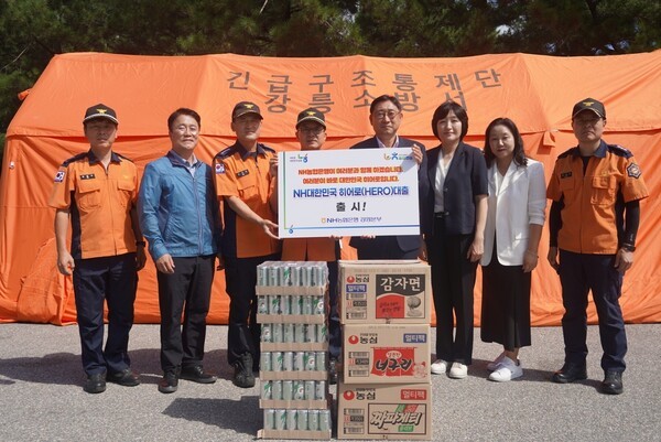 11일 강릉 강북공설운동장에서 열린 전달식에서 농협은행 김기연 강원본부장(오른쪽 4번째), 이상현 강릉소방서장(오른쪽 5번째) 및 관계자들이 기념촬영을 하고 있다. /사진=NH농협은행