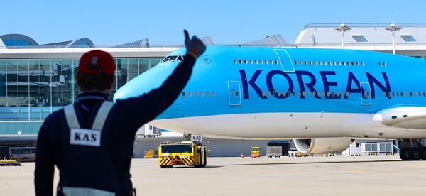 미국 조지아주 현대차그룹-LG에너지솔루션 배터리 합작 공장 건설 현장에서 구금된 한국인들을 태울 대한항공 전세기가 10일 오전 인천국제공항 2터미널 계류장에서 이륙을 준비하고 있다. / 사진=연합뉴스