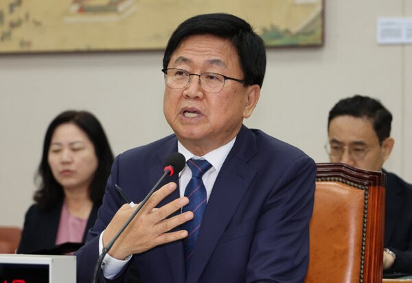 최교진 부총리 겸 교육부 장관이 후보자 신분이던 지난 2일 서울 여의도 국회 교육위원회에서 열린 인사청문회에서 자료 제출 요구에 답하고 있다./사진=연합뉴스