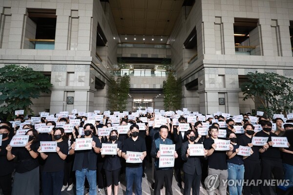 금융감독원 직원들이 9일 서울 영등포구 여의도 금감원 로비에서 금감원을 공공기관으로 지정하고 금융소비자보호원을 분리하는 정부 조직개편안을 규탄하고 있다. /사진=연합뉴스