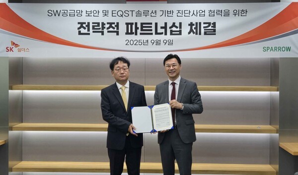 (왼쪽부터) SK쉴더스 이재우 혁신사업본부장과 스패로우 장일수 대표/사진=스패로우