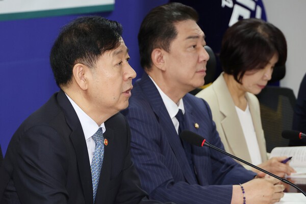 구윤철 부총리 겸 기획재정부 장관이 15일 서울 여의도 국회에서 열린 '추석 민생안정대책 당정협의'에서 주식양도세 부과 대상 대주주 기준 등 대책을 밝히고 있다. /사진=연합뉴스