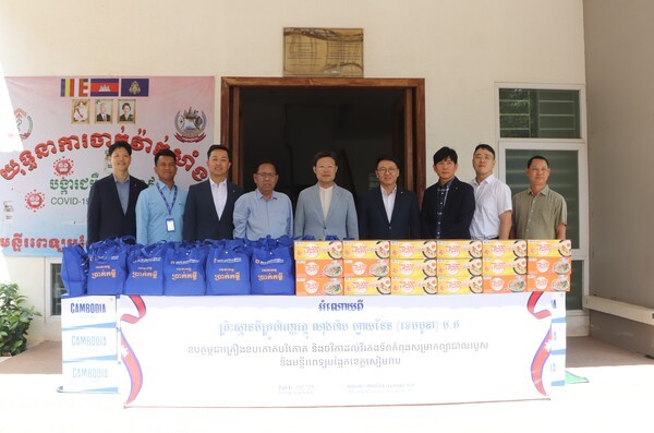 농협은행 이청훈 글로벌사업부문 부행장(왼쪽에서 5번째)이 캄보디아 씨엠립 주 종합병원을 방문해 기념사진 촬영을 하고 있다. /사진=NH농협은행 