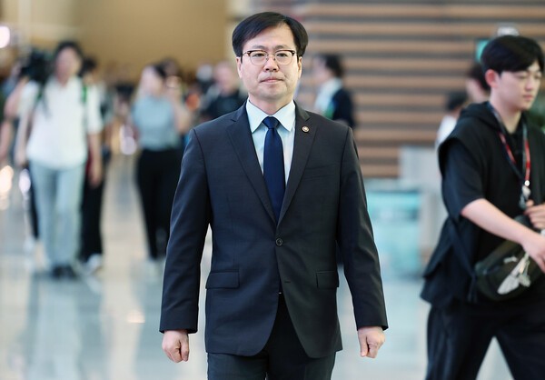 여한구 산업통상자원부 통상교섭본부장이 15일 미국과의 관세 협상 후속 협의를 위해 인천국제공항 제2터미널 출국장으로 향하고 있다. /사진=연합뉴스