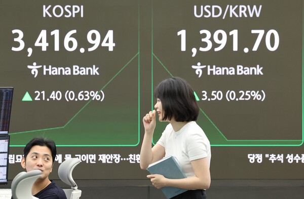15일 서울 중구 하나은행 본점 딜링룸에서 직원들이 업무를 보고 있다. 이날 오전 9시 3분 현재 코스피는 전장보다 20.22포인트(0.60%) 오른 3,415.76에서 거래되고 있다. /사진=연합뉴스