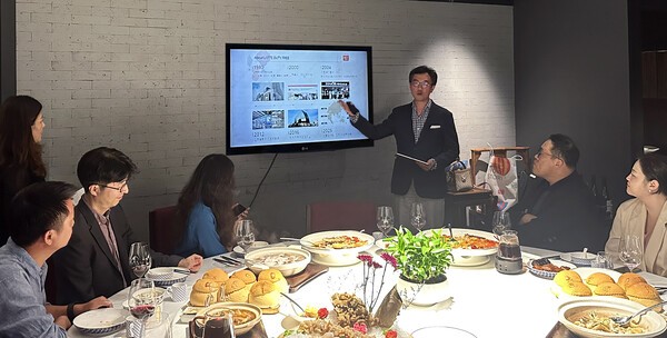 롯데면세점이 중국인 단체관광객 유치 본격화를 위해 지난 9월 10일부터 12일까지 2박 3일간 중국 광저우와 칭다오를 방문했다. 남궁표 롯데면세점 마케팅부문장과 칭다오 현지 여행사·주요 파트너사 대표에게 당사 소개를 하고 있다./사진=롯데면세점 