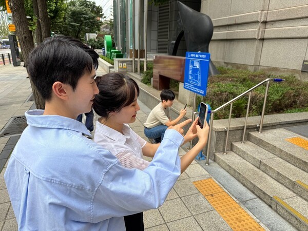 SK이노베이션은 15일 계열사 구성원들이 전국 사업장 소재지의 음식점과 상점 등 상업시설의 이동약자 지도를 만드는 '로드메이커' 봉사활동을 오는 연말까지 실시한다고 밝혔다. /사진=SK이노베이션