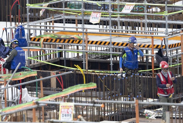 정부가 산업재해로 인한 사망사고가 지속적으로 발생하는 건설사는 아예 등록 말소를 요청해 영업 활동을 중단시키기로 했다. 사진의 기사의 특정내용과 관련 없음.