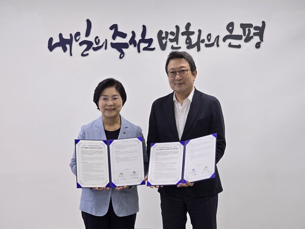 15일 이옥원 미래경제교육네트워크 이사장(오른쪽)과 김미경 은평구청장이 '금융 취약계층 신용상담 및 컨설팅'을 위한 업무협약을 체결하고 있다.                        /사진=미래경제교육네트워크