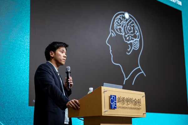 15일 강남구 한국고등교육재단 빌딩에서 열린 최종현학술원·한국고등교육재단·크래프톤 공동 주최 특별 강연에서 서동진 뉴럴링크 공동 창업자가 뇌-컴퓨터 인터페이스의 미래를 주제로 강연하고 있다. /사진=최종현학술원