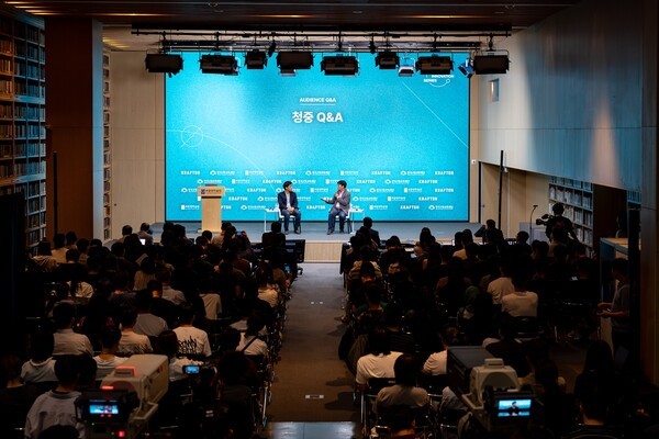 15일 한국고등교육재단 빌딩(서울 강남구)에서 열린 최종현학술원·한국고등교육재단·크래프톤 공동 주최 특별 강연에서, 서동진 뉴럴링크 공동 창업자가 정재승 KAIST 뇌인지과학과 학과장 겸 융합인재학부 학부장과 함께 대담을 진행하고 있다. /사진=최종현학술원