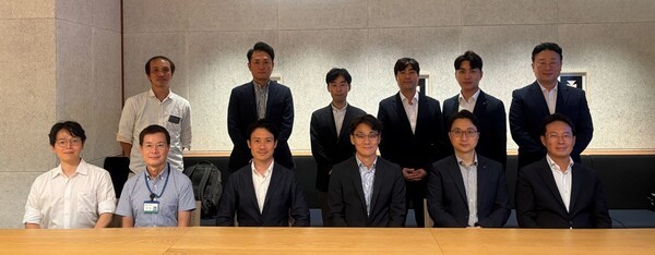 차대산 케이뱅크 CTO(앞줄 왼쪽 네번째)와 최재혁 케이뱅크 디지털자산TF장(뒷줄 왼쪽 네번째)을 비롯한 ‘팍스프로젝트’ 관계자들이 지난 10일 도쿄에서 진행된 팍스프로젝트 종료 보고회에서 기념 촬영을 하고 있다. /사진=케이뱅크