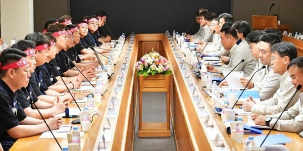 현대차 노사 대표가 지난 6월 18일 울산공장에서 올해 임금 및 단체협약 상견례를 하고 있다./사진=현대자동차