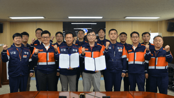 지난 12일 고려아연 노사가 '2025년 임금 및 단체교섭 협상'을 마무리하고 기념 촬영을 하고 있다. (오른쪽 네번째부터) 정태웅 고려아연 대표, 문병국 고려아연 노조위원장, 김승현 고려아연 온산제련소장. /사진=고려아연
