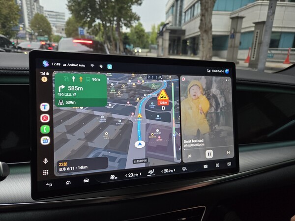 퀄컴 스냅드래곤 8155 SoC가 적용된 15.6인치 인포테인먼트 디스플레이. /사진=김동하 기자