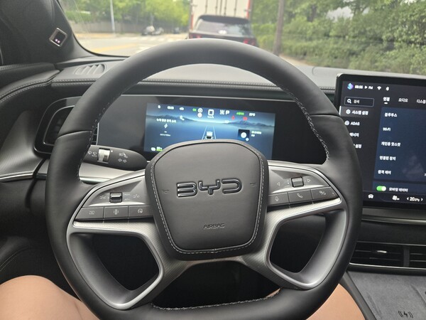 BYD 씨라이언 7 스티어링 휠. /사진=김동하 기자