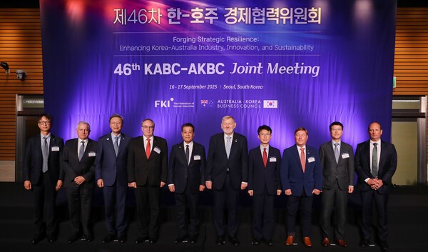 왼쪽부터 조성한 GS건설 부사장, 빌 페터슨 AKBC 이사, 김창범 한경협 부회장, 제프 로빈슨 주한 호주대사, 장인화 포스코홀딩스 회장, 마틴 퍼거슨 AKBC위원장, 박종원 산업부 통상차관보, 존 워커 AKBC 부의장, 오세철 삼성물산 사장, 데릴 쿠주보 Arafura rare earths 대표이사 /사진=한경협