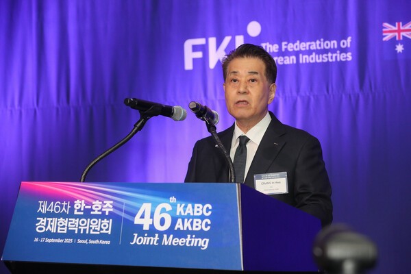 장인화 포스코홀딩스 회장이 16일 FKI타워 컨퍼런스센터에서 '제46차 한-호주 경제협력위원회'에 참석해 인사말을 하고 있다. 이번 회의에서는 산업계의 높아진 안전 요구를 반영해, 호주의 선진 경험을 공유하는 등 협력의 의미를 더했다. /사진=한경협