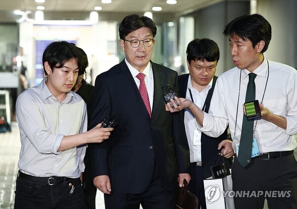 통일교에서 불법 정치자금을 받았다는 의혹을 받는 국민의힘 권성동 의원이 16일 서울 서초구 서울중앙지법에서 열린 구속 전 피의자 심문(영장실질심사)을 마친 뒤 대기 장소인 서울구치소로 향하고 있다.   /사진=연합뉴스